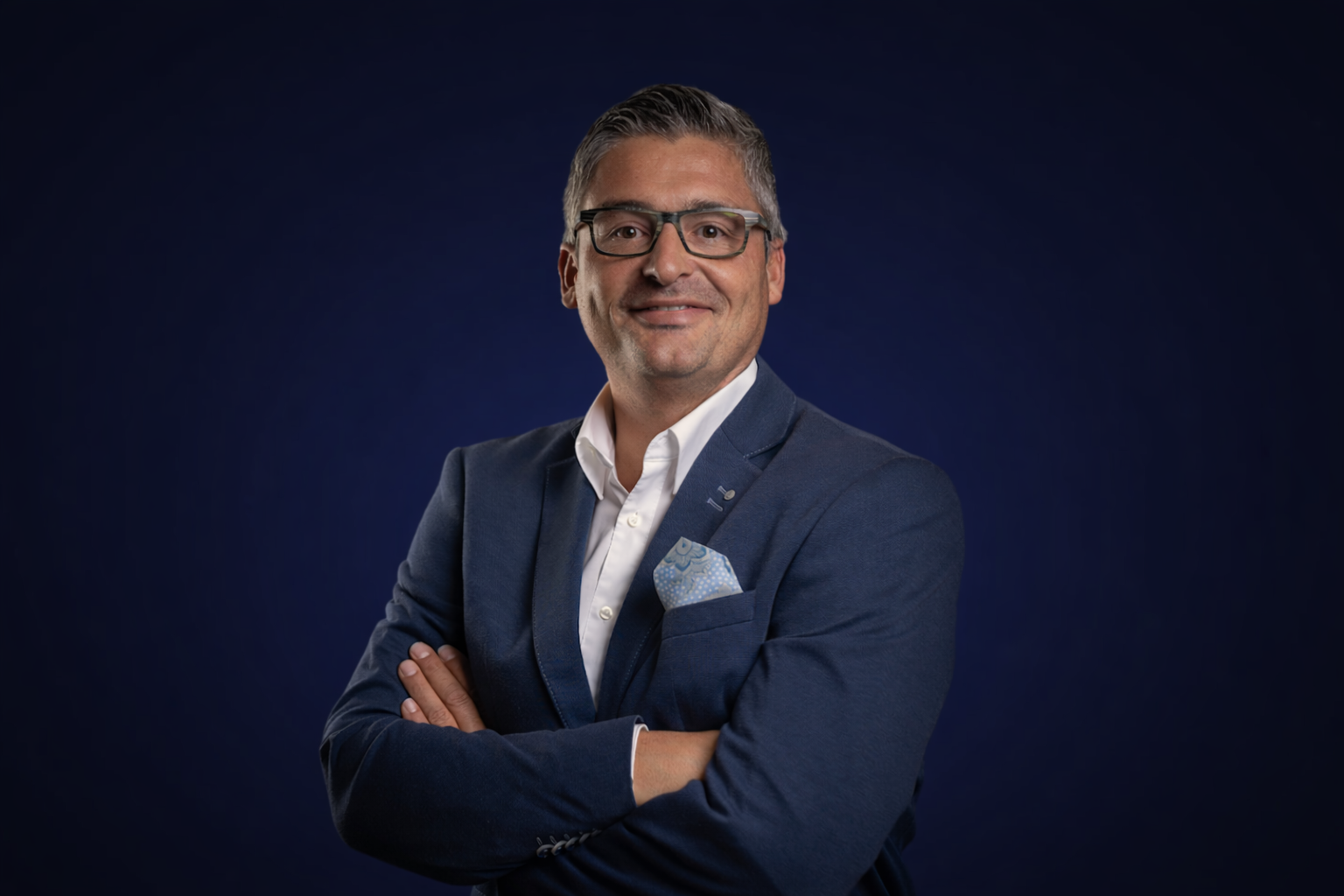 Selbstbewusst im blauen Anzug